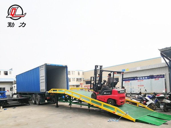 移動(dòng)式登車(chē)橋
