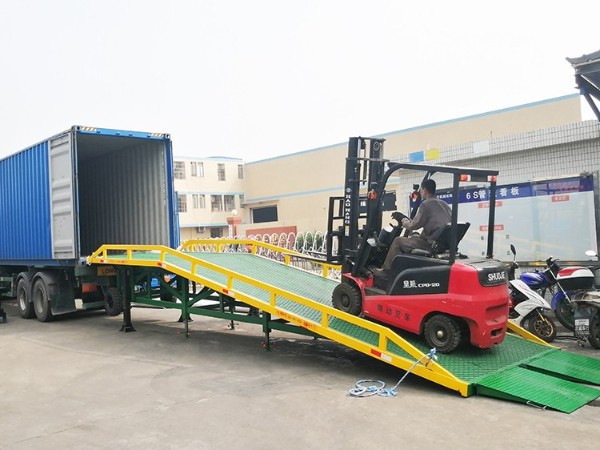 移動式登車橋臺面鋪高強度鋼格板還是花紋板哪個好？